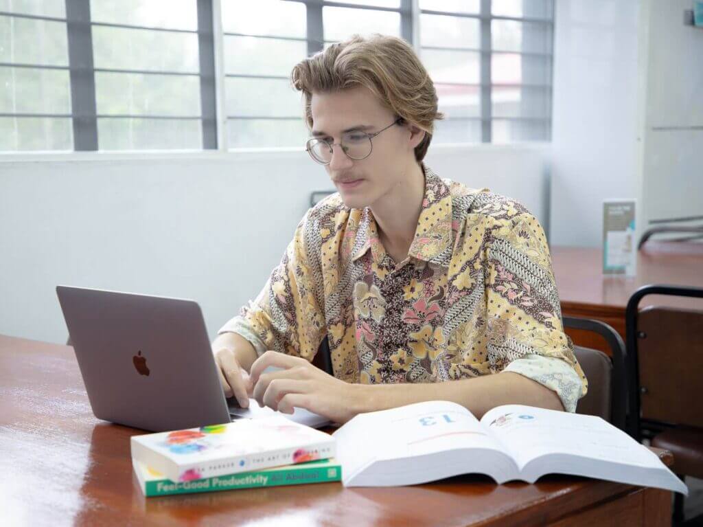 Thank you for your interest in joining the Leslie Hardinge Library team. At the moment, there are no job openings available.